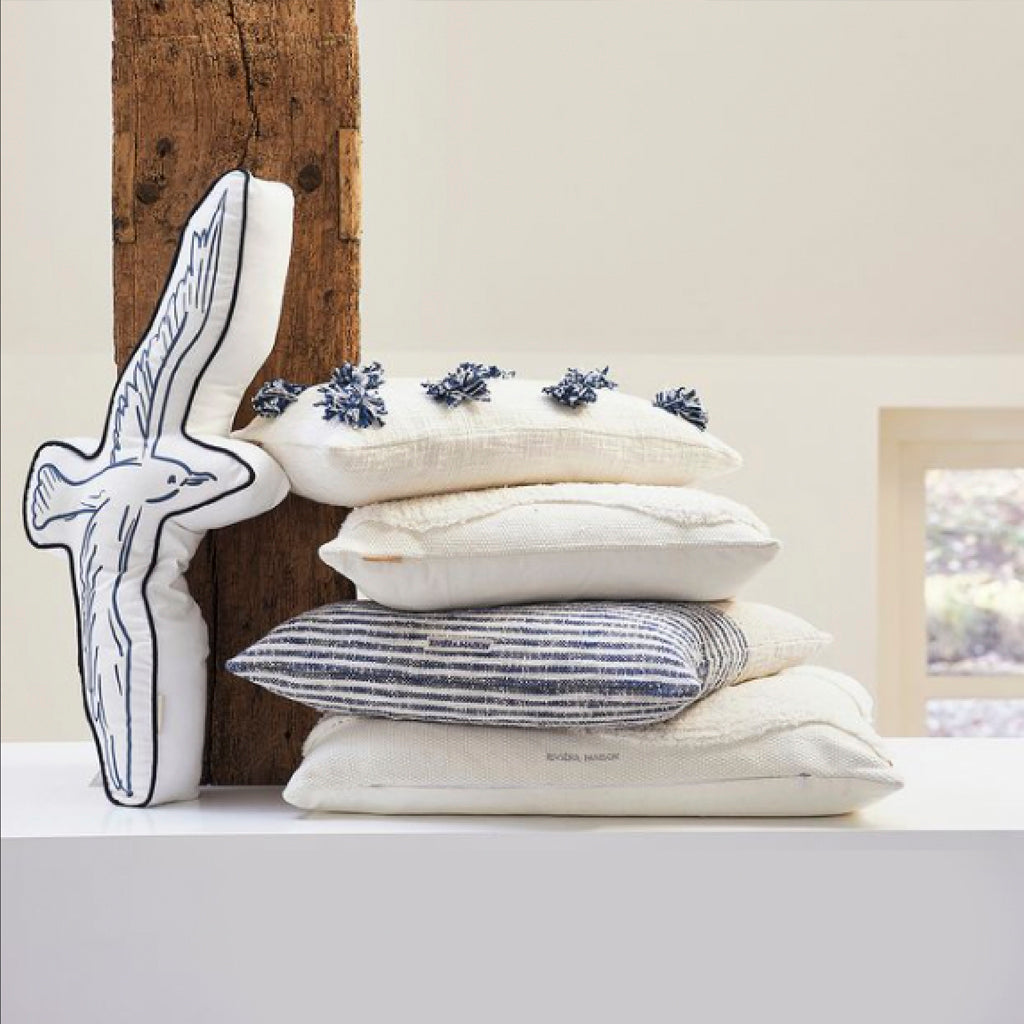 COJÍN SEAGULL EN TELA ESTAMPADA, INCLUYE RELLENO <BR> 70 X 27 CMS